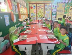 Siswa- Siswi SDN Bintara VI Kota Bekasi Dapat Makan Siang Bergizi Gratis